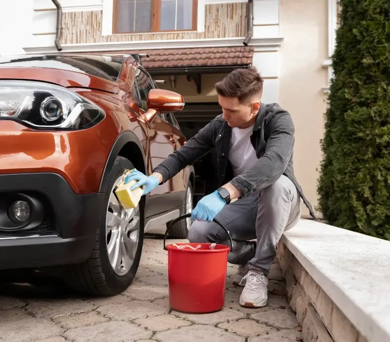 Lavage auto à domicile Peyrestortes : professionnel intervenant sur un véhicule